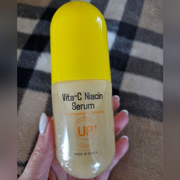 Que Vita-C Niacin Serum - Brightening & Glowing - Yellow Cap - Picture 1 of 3